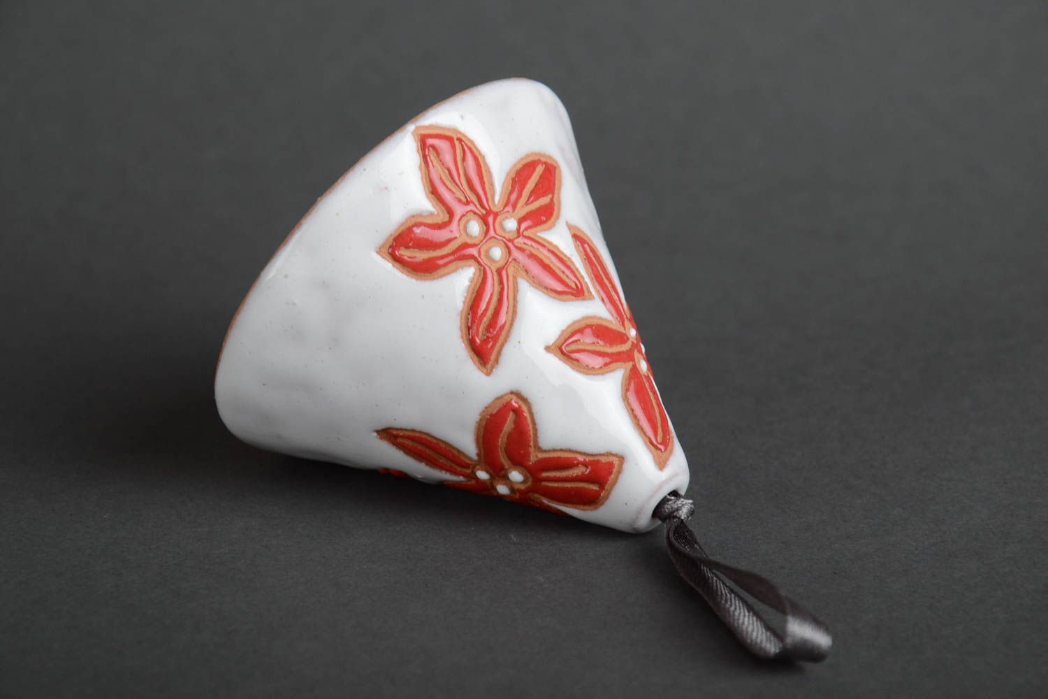 Clochette céramique peinte faite main avec fleurs rouges déco à suspendre photo 4