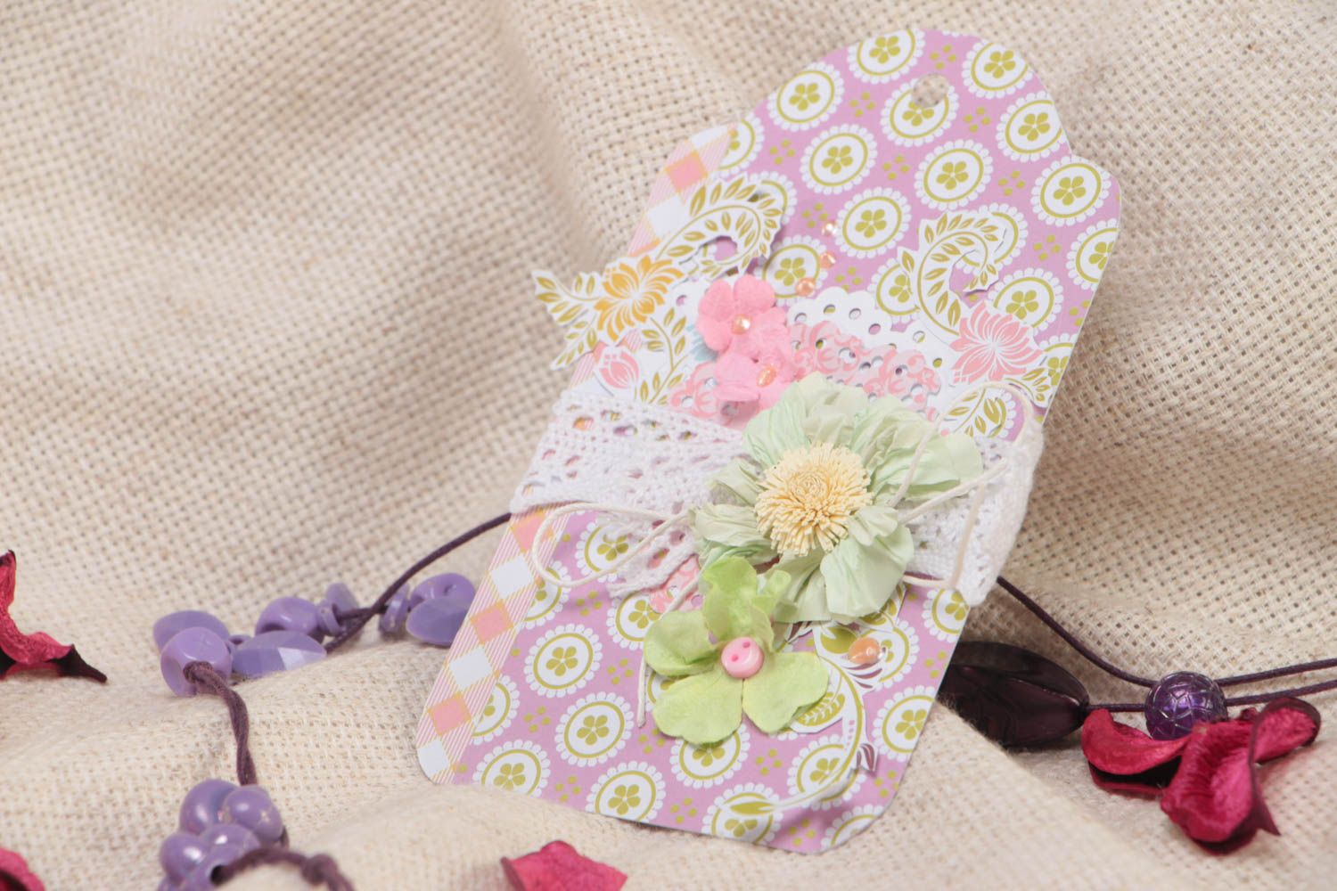 Tag de cadeau technique scrapbooking en carton et papier rose avec fleurs photo 1