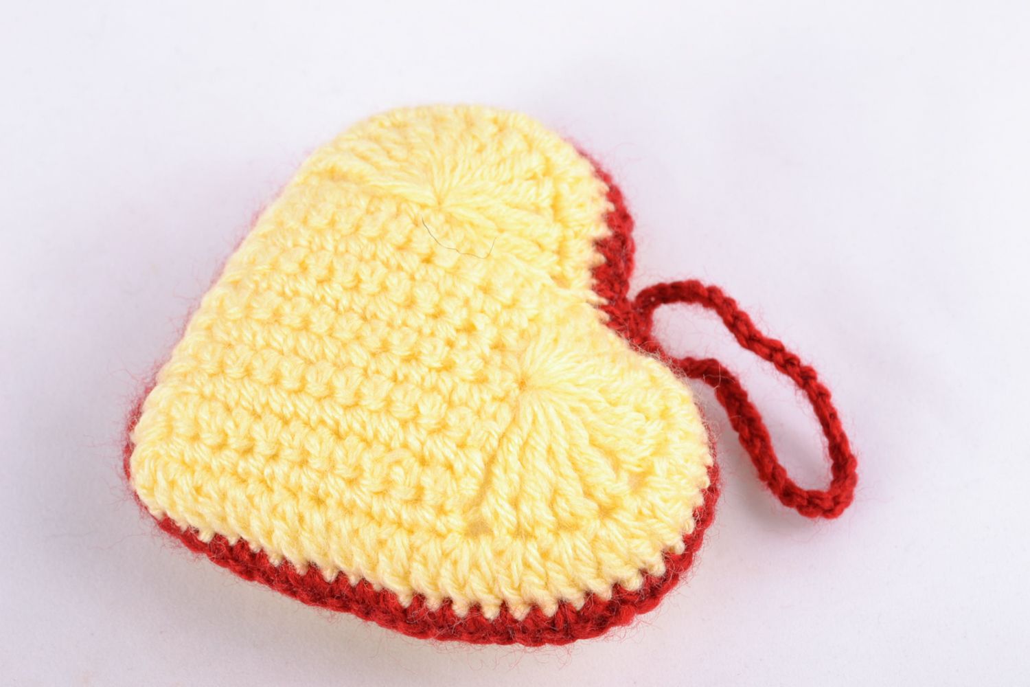Jouet mou tricoté à la main jaune fait main cœur avec boucle suspension photo 4