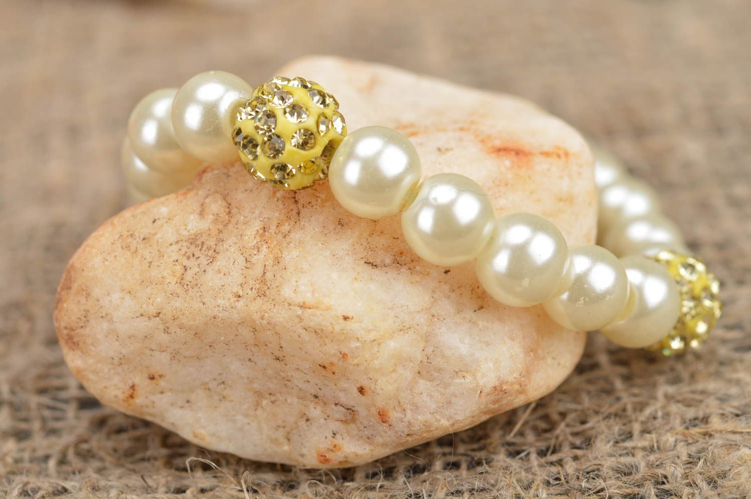 Bracelet en perles artificielles avec strass bijou original beau fait main photo 1