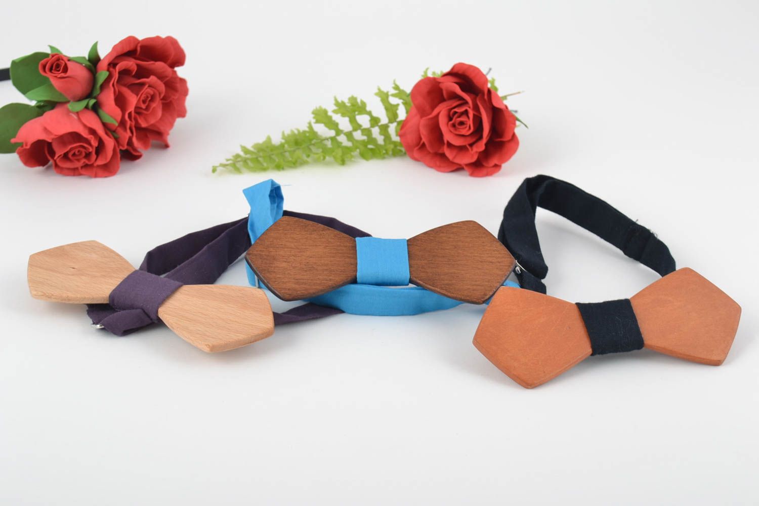 Комплект деревянных галстуков-бабочек с тканевыми ремешками ручной работы 3 шт фото 1