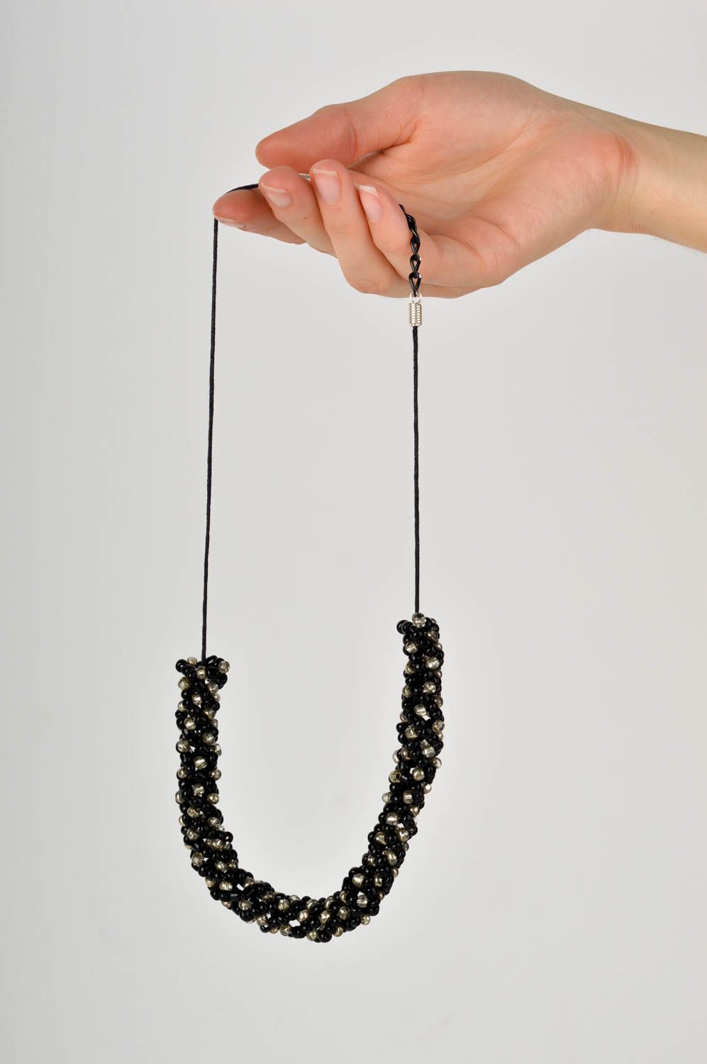 Collier en perles de rocaille Bijou fait main noir design Cadeau pour femme photo 5