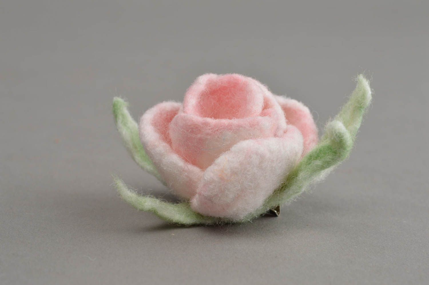 Мягкая брошь в технике валяния из шерсти ручной работы в виде розы нарядная фото 3