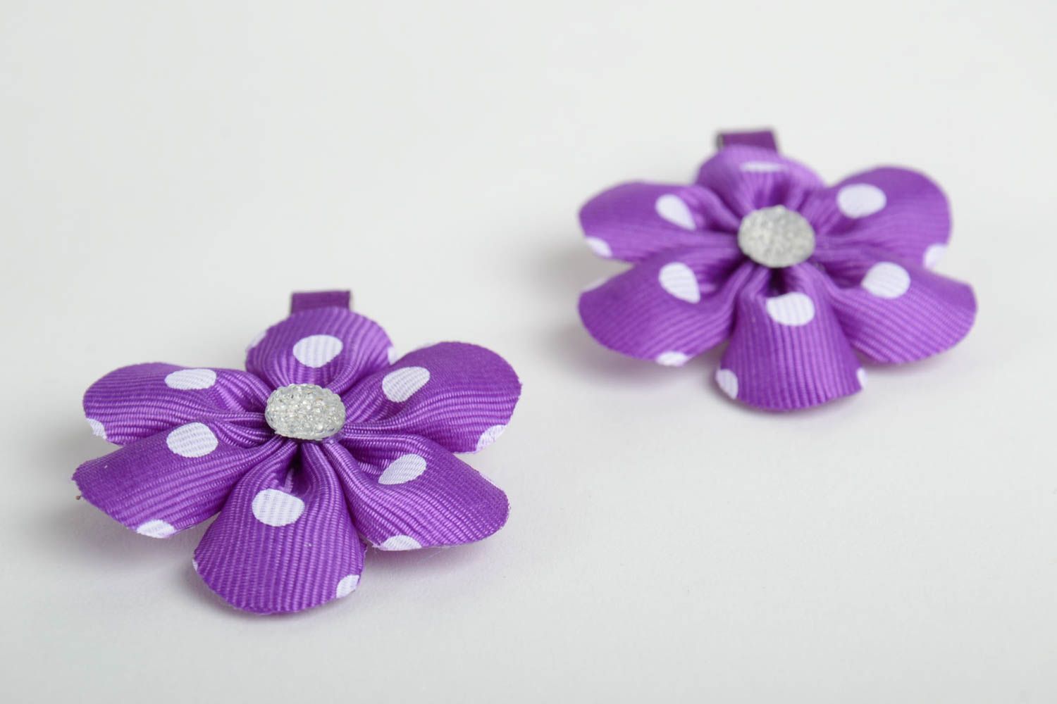 Set von Haarspangen handmade 2 Stücke mit Blumen aus Atlasbändern lilafarbig  foto 4