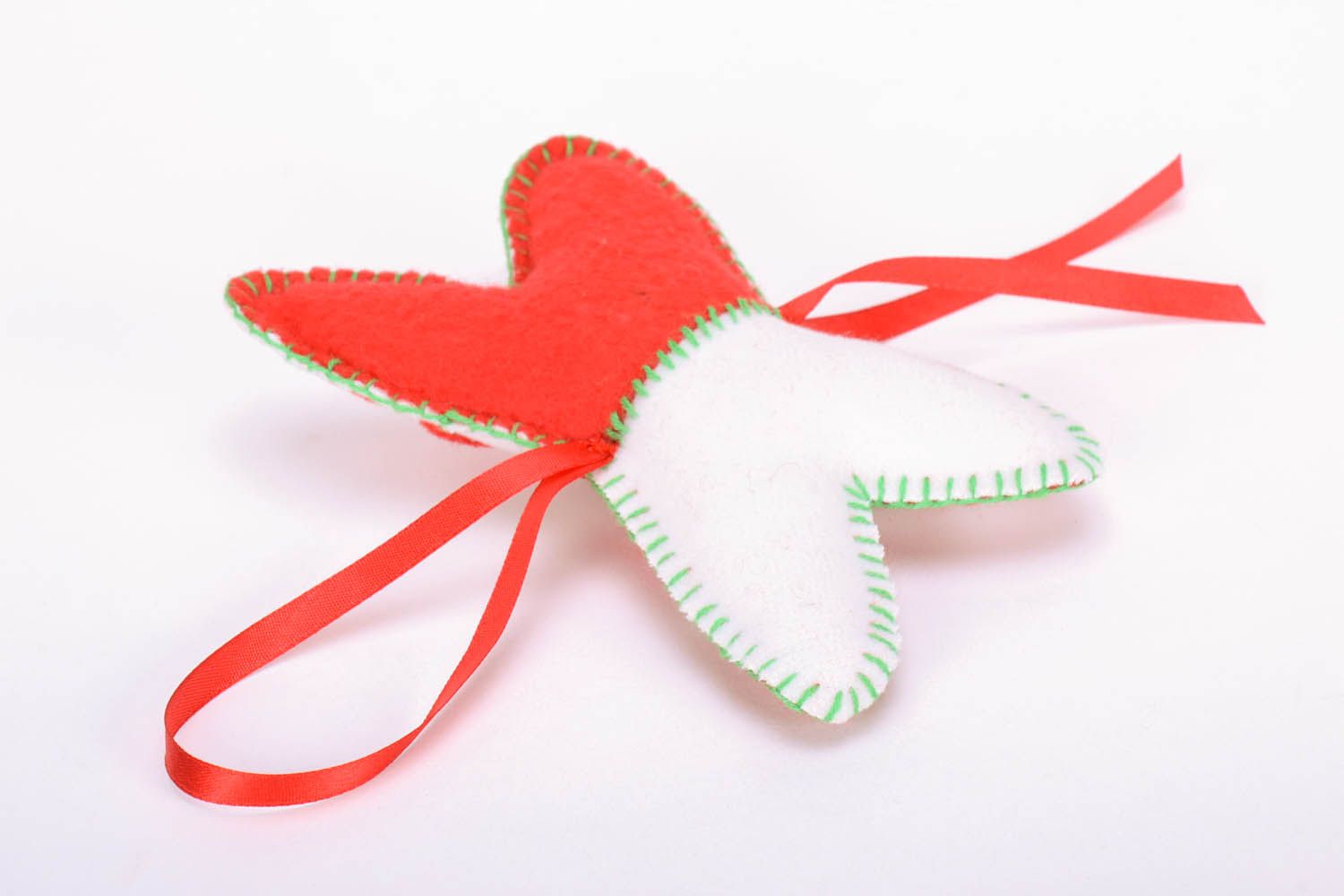 Brinquedo para árvore de Natal artesanal feito de fleece decorado com fita e bordado à mão foto 3