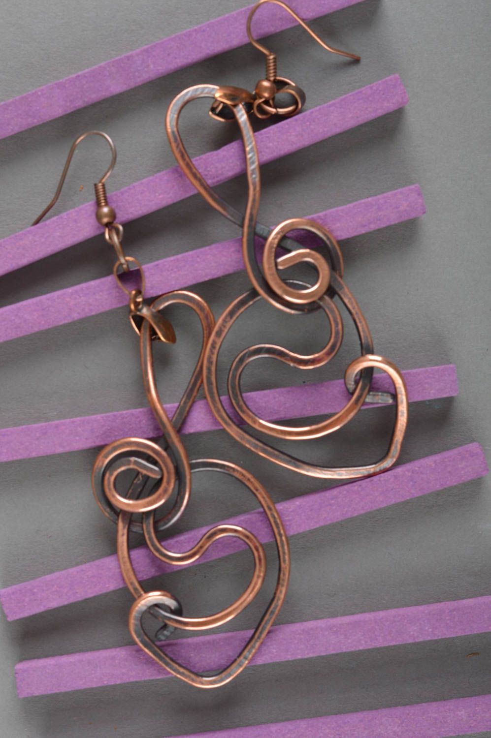 Handgemachte metallische stilvolle originelle Designer lange Ohrringe aus Kupfer foto 1