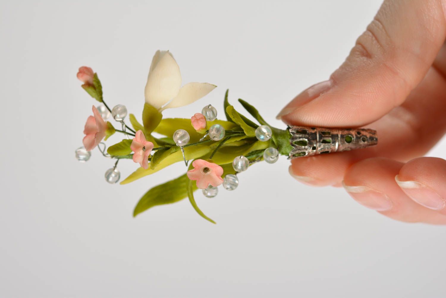 Broche artesanal de arcilla polimérica con forma de flores campestres foto 4