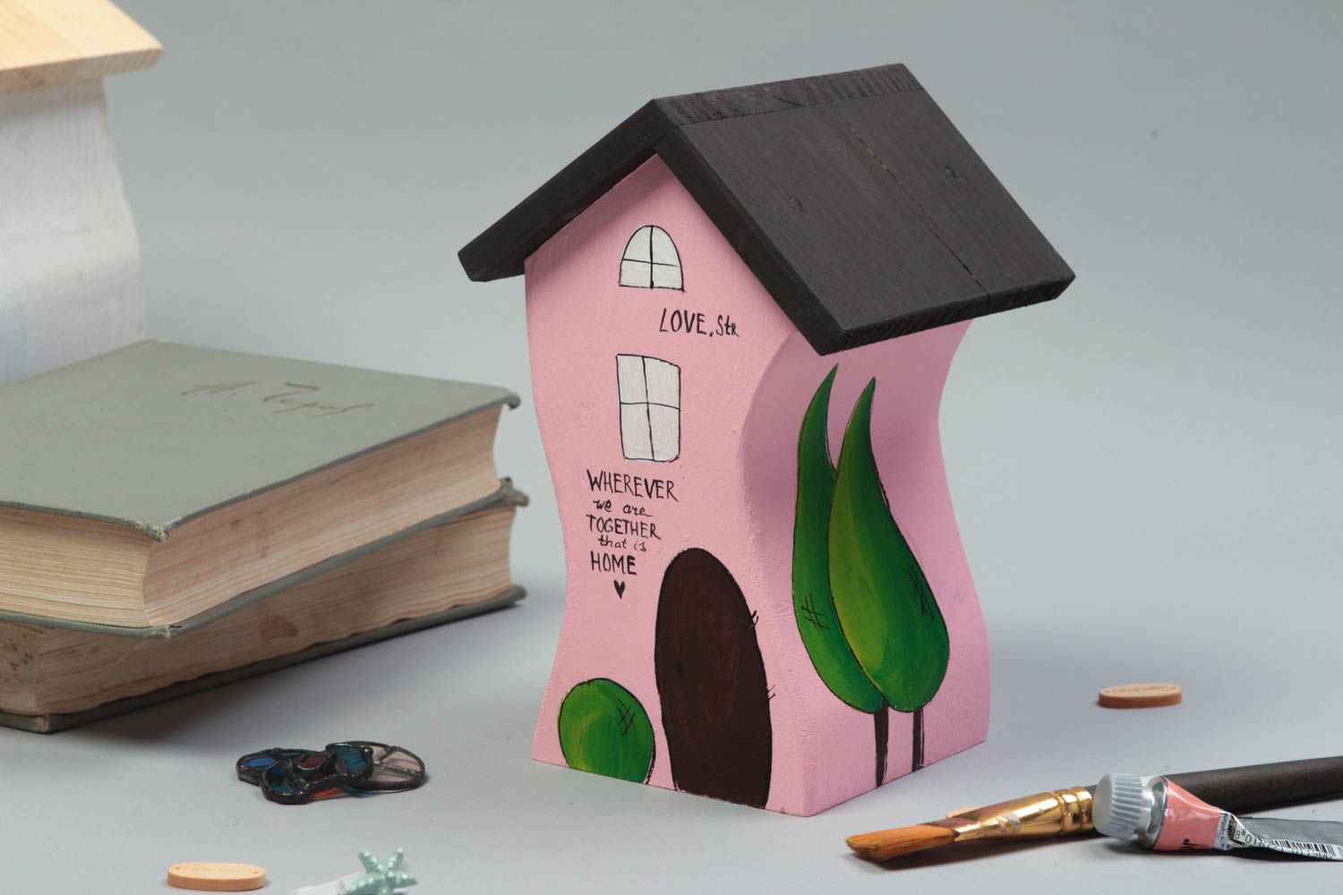 Maisonnette en bois fait main Petite statuette rose peinte Déco intérieur photo 1