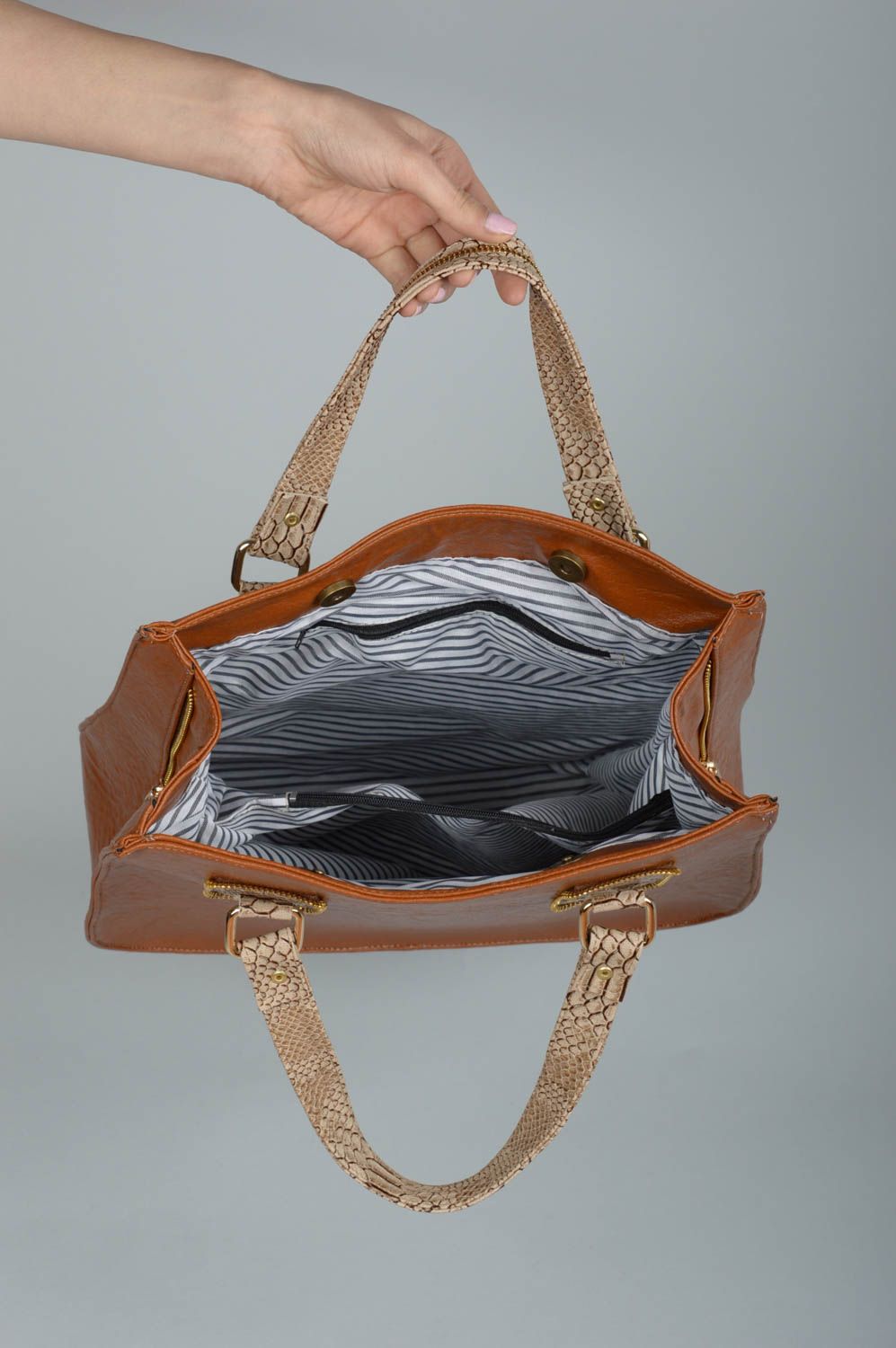 Сумка ручной работы сумка на плечо сумка из кожзама коричневая стильная большая фото 3