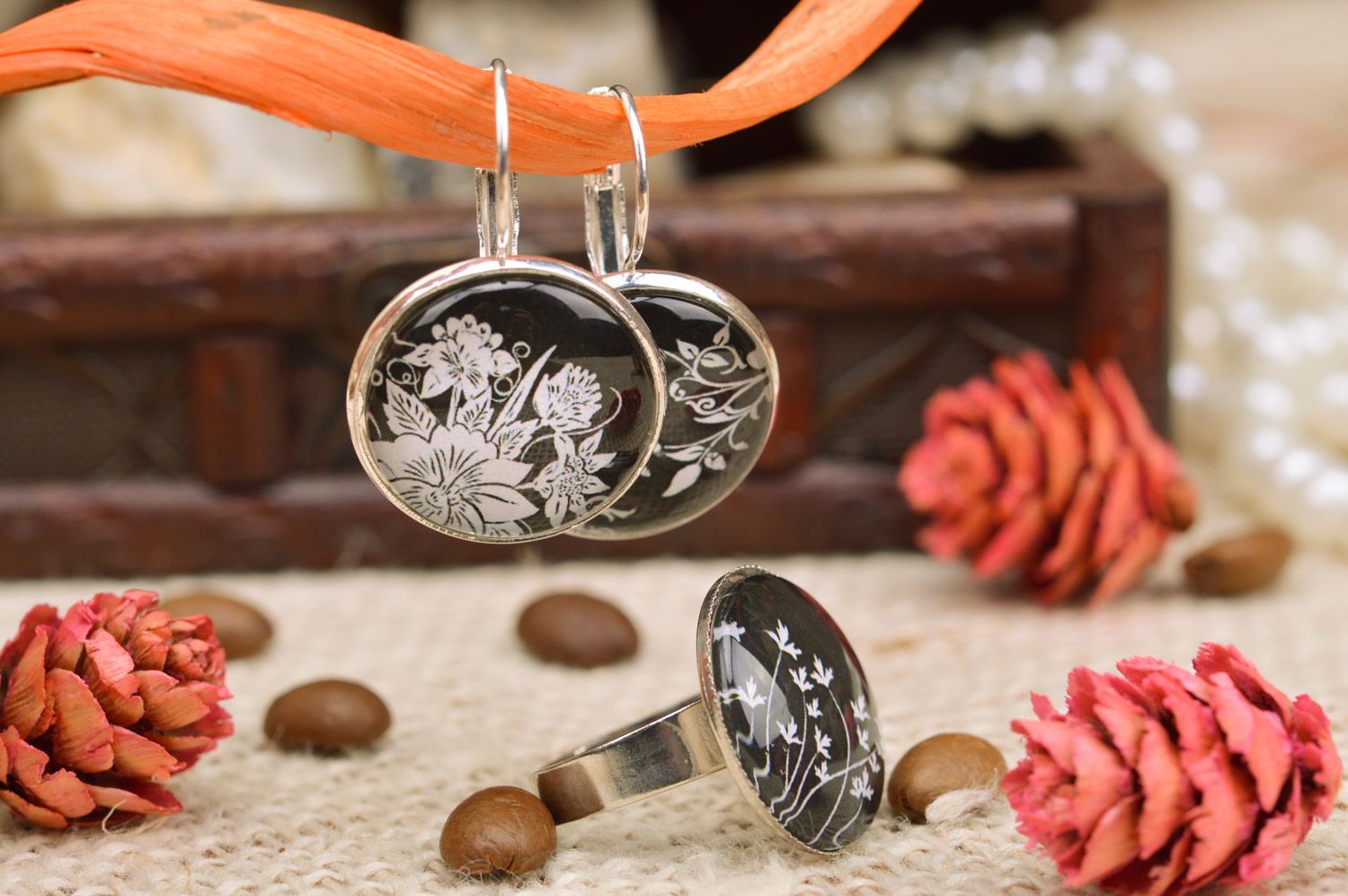 Handmade Schmuck Set aus Metall Ohrringe und Ring weiß und schwarz mit Bemalung foto 1