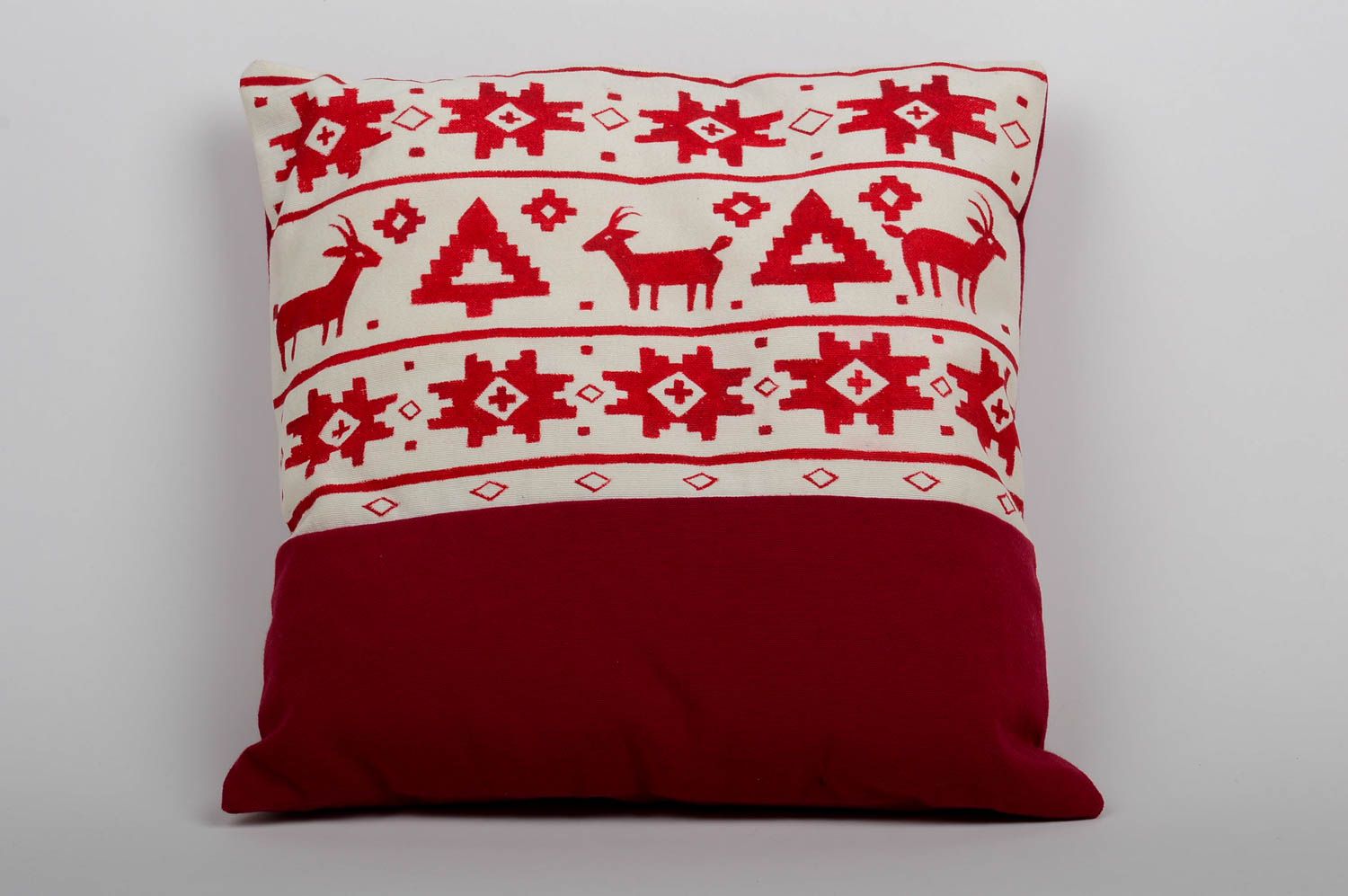 Подушка на диван ручной работы новогодний декор с оленями декоративная подушка фото 3
