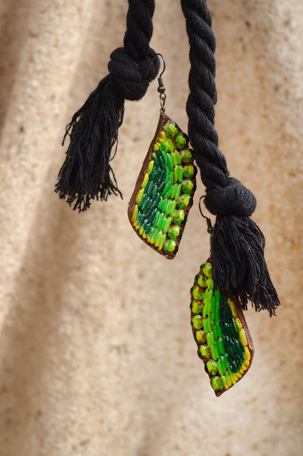 Серьги из кожи ручной работы дизайнерское украшение яркие серьги с подвесками фото 2