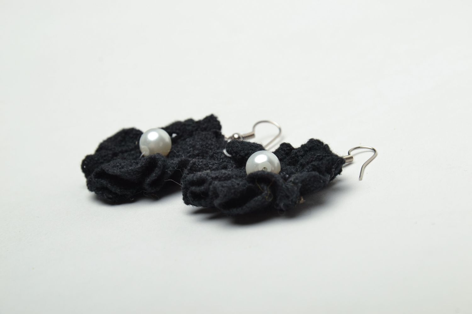 Pendientes artesanales de encaje y perlas con forma de flores negras foto 4