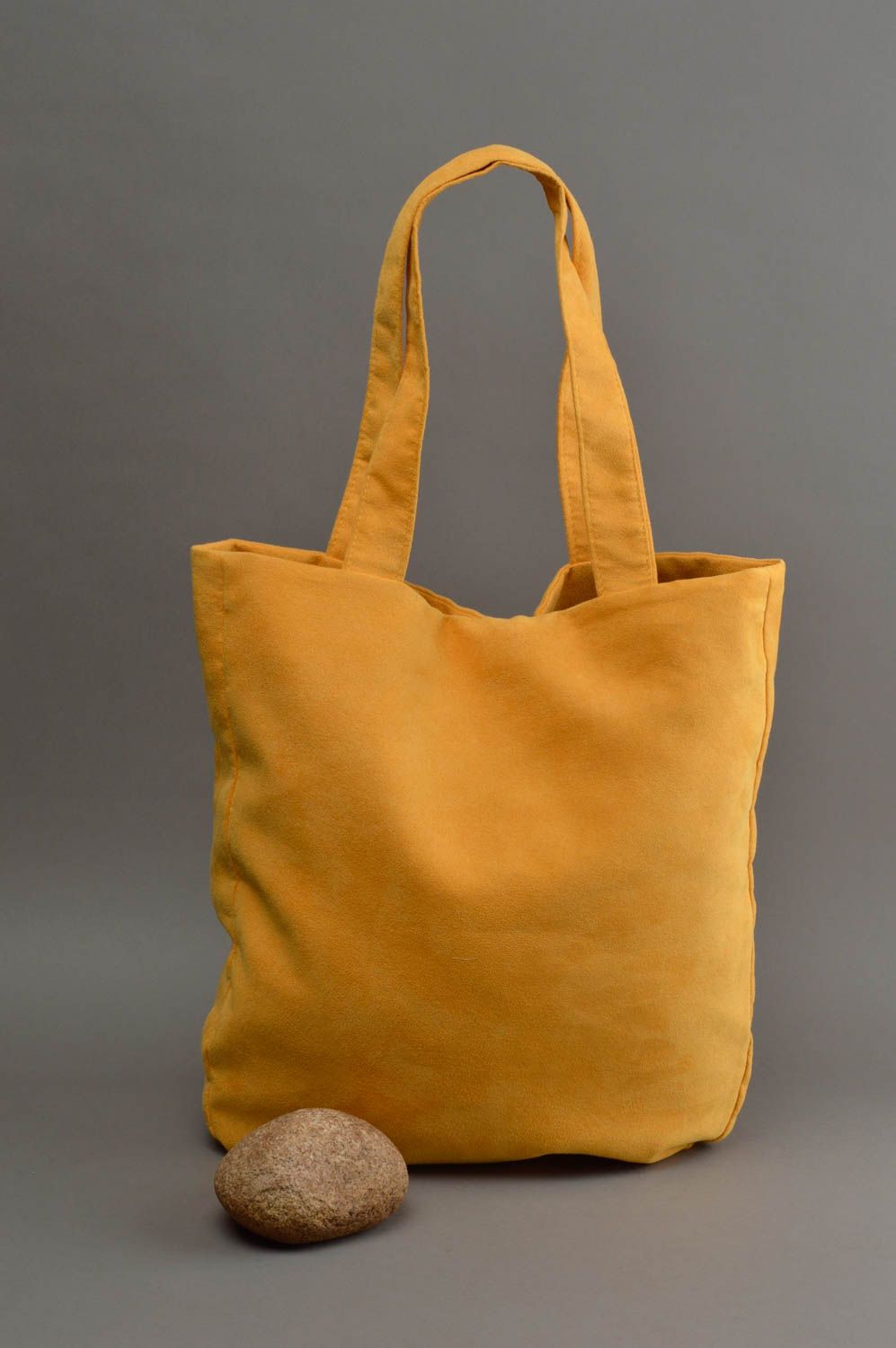Желтая модная сумка из искусственной замши ручной работы объемная с карманом фото 1