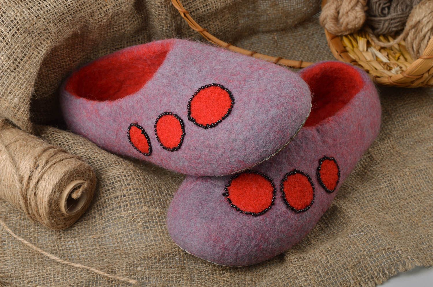 Zapatillas de casa originales en técnica de fieltro de lana natural moradas foto 1