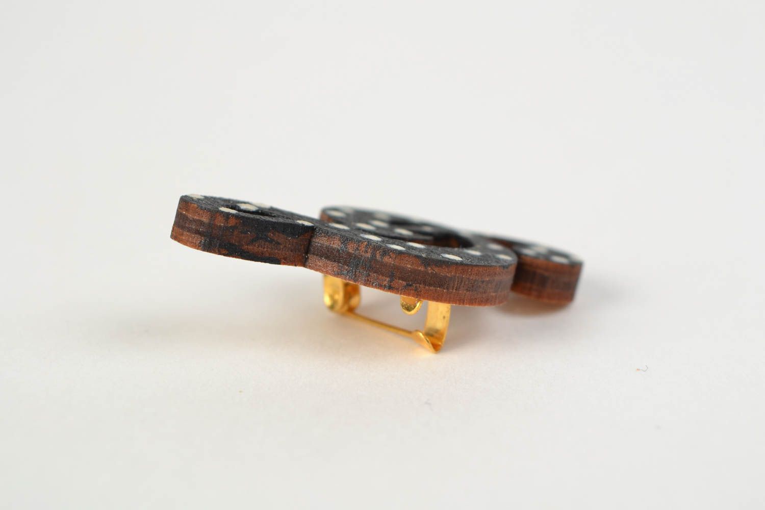 Handgemachte Brosche aus Holz mit Bemalung von Acrylfarben Sopranschlüssel schön foto 4