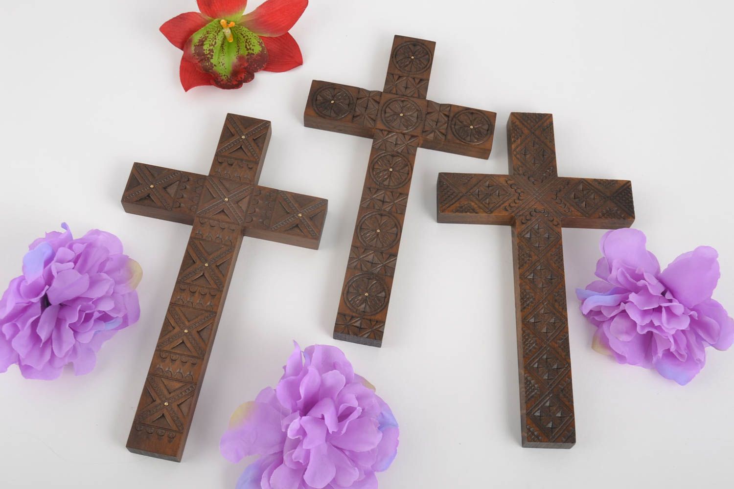 Handmade geschnitzte Kreuze ausgefallene Wanddekoration Wanddeko aus Holz 3 St foto 1