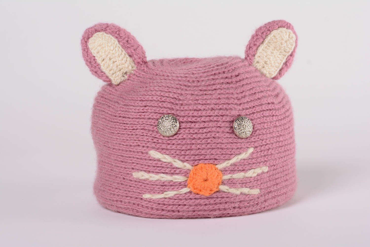Schöne bunte künstlerische rosa handgestrickte Mütze Katze aus Wolle foto 1