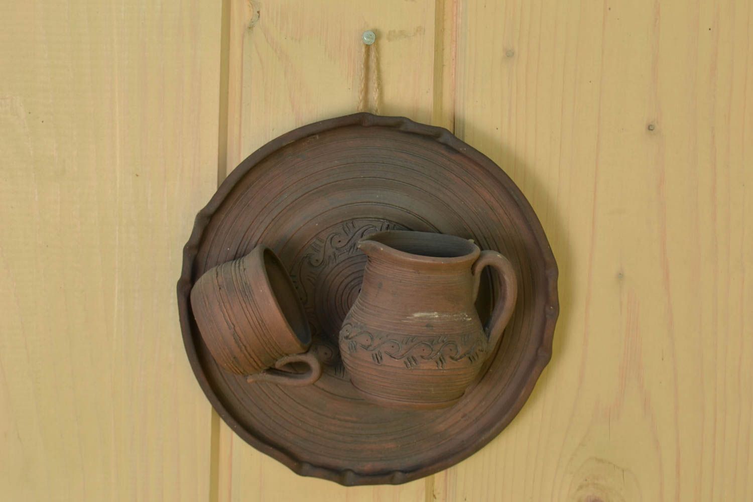 Cuadro cerámico en relieve artesanal de pared jarro con plato y taza  foto 1