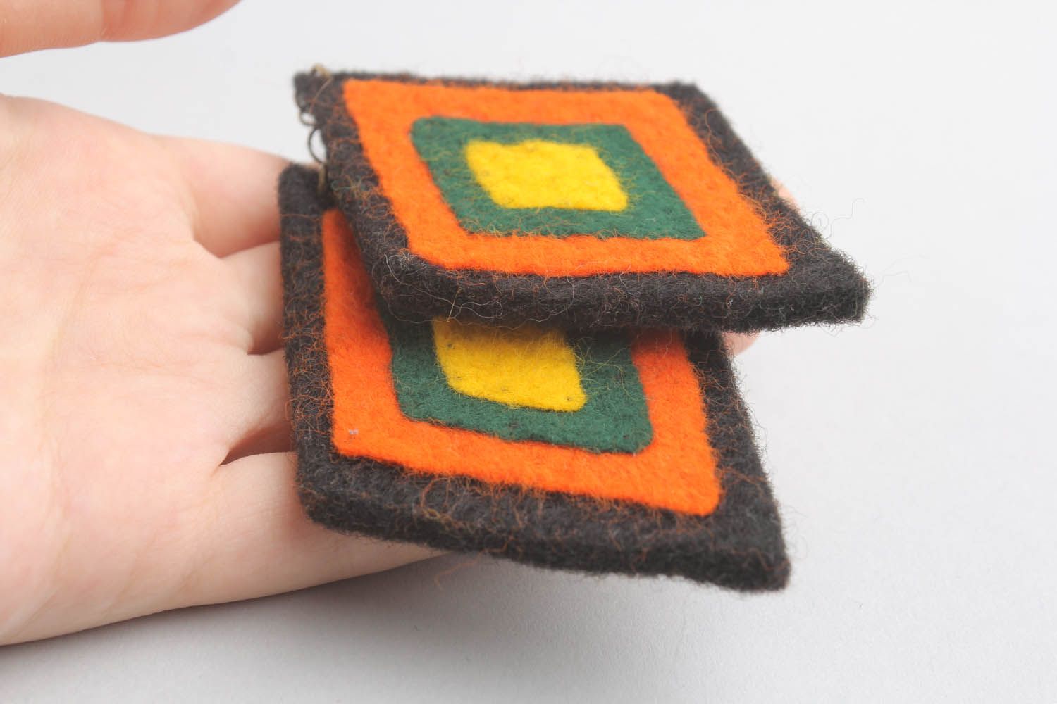 Brincos macios na forma de rombo feitos de feltro e lã na técnica de feltragem seca foto 2