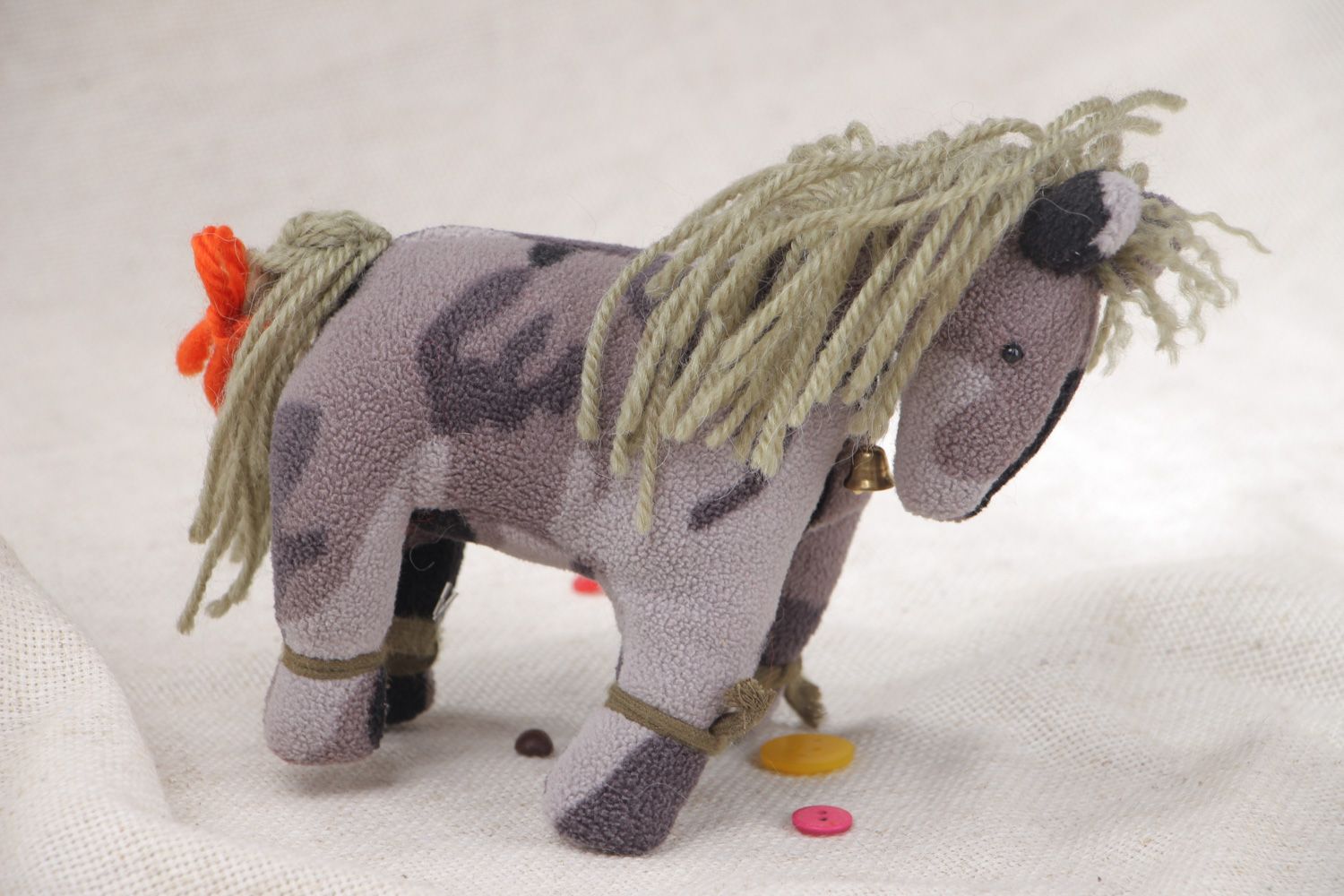 Handgemachtes Spielzeug aus Stoff Pferd aus Filz mit Mähne und Schweif aus Fäden foto 5