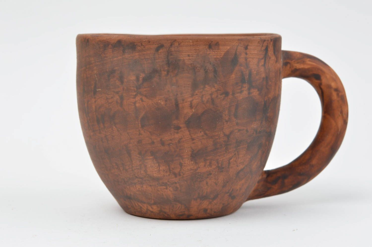 Простая глиняная чашка ручной работы для чая или кофе эко посуда коричневая фото 2