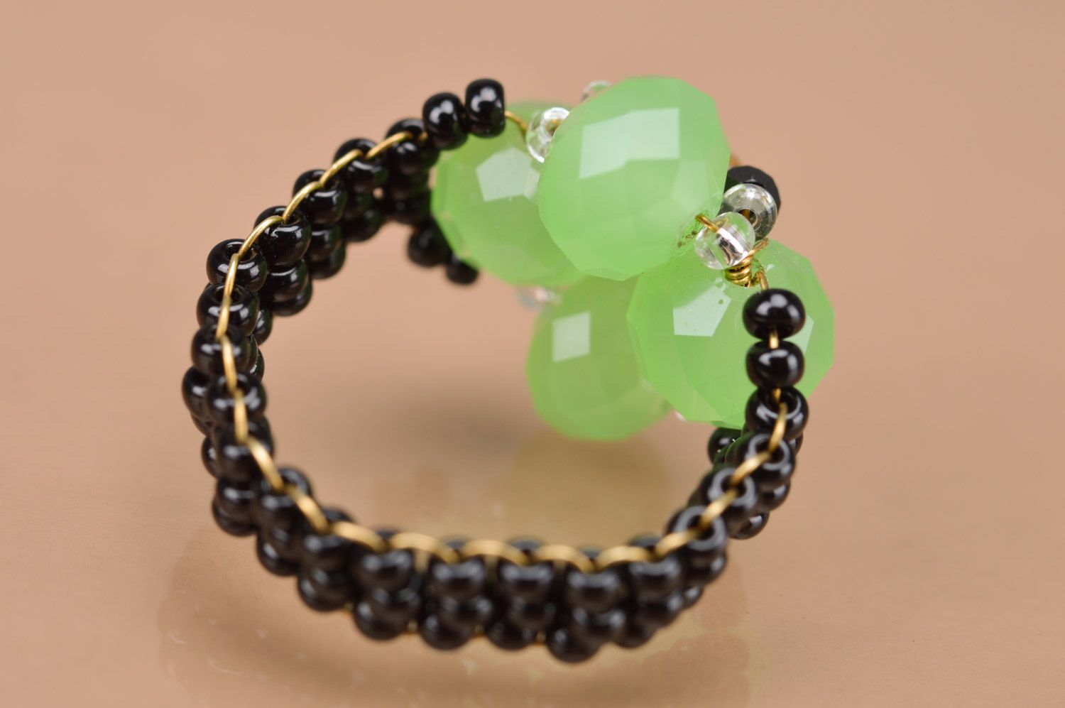 Бисерное кольцо с бусинами ручной работы в виде красивого зеленого цветка фото 5