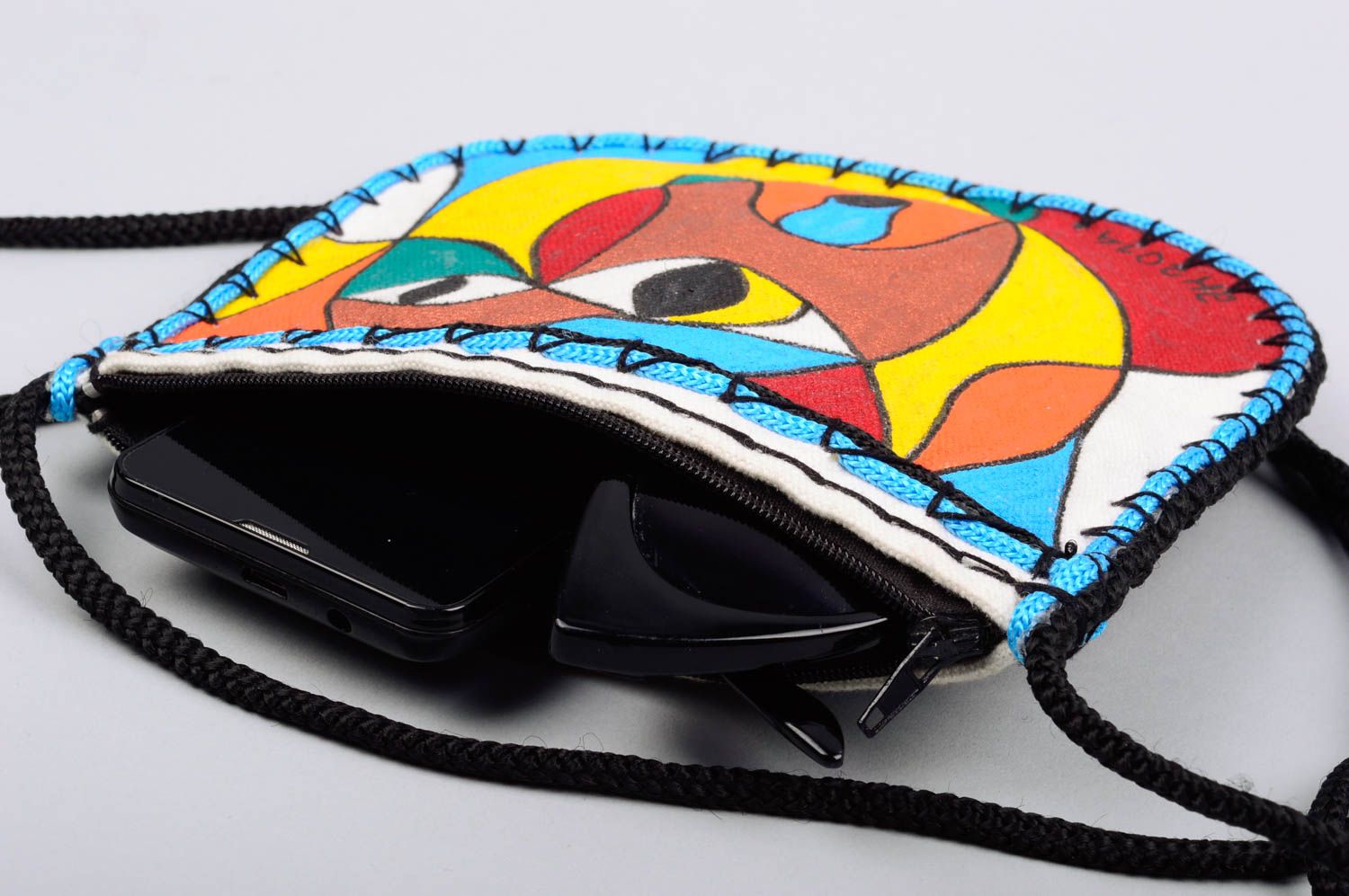 Petit sac à bandoulière en toile de bâche avec dessin multicolore fait main photo 5