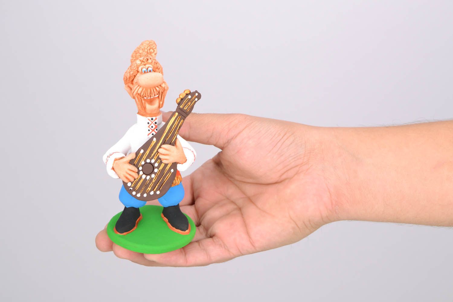 Keramik-Figur Kosak spielt Pfeife foto 2