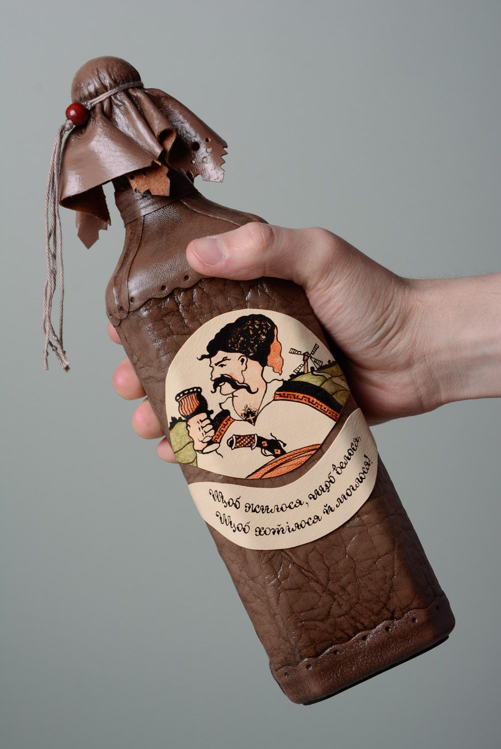 Большая стеклянная бутылка декорированная кожей ручной работы объемом 1 л коричневая фото 3
