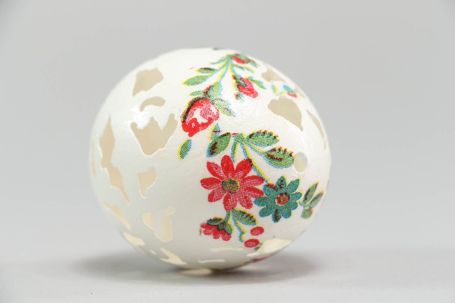 Huevo de Pascua con grabado y dibujos foto 3