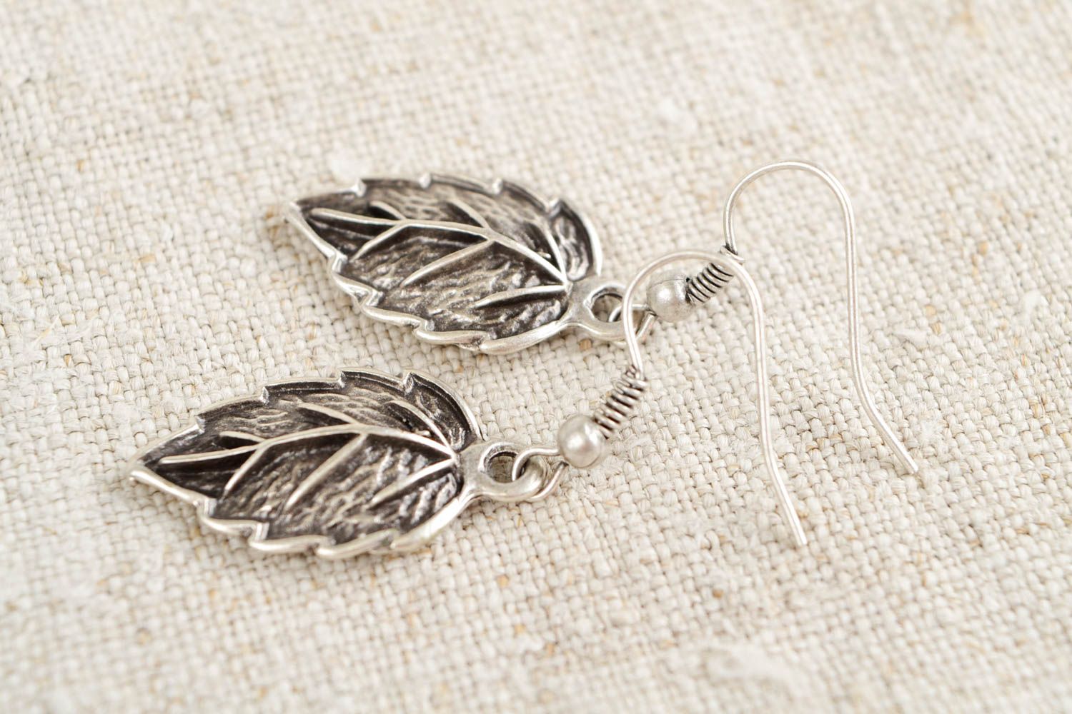 Boucles d'oreilles feuilles Bijou fait main en métal Cadeau pour femme photo 1