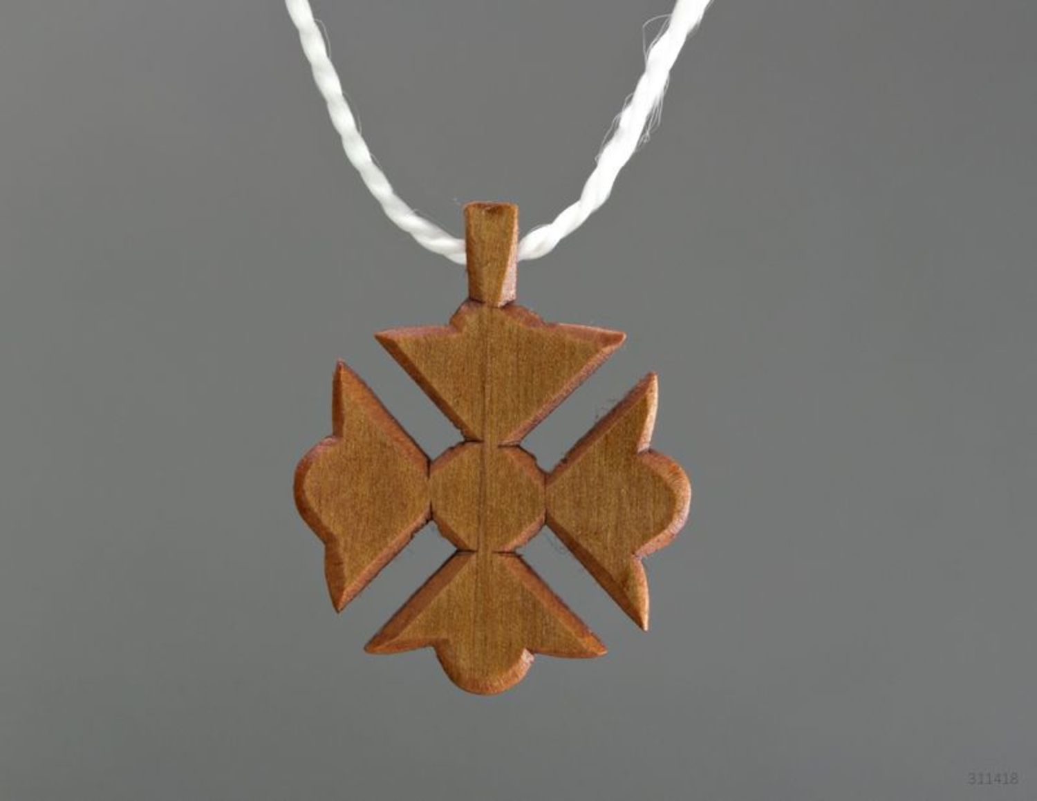 Le pendentif croix en bois photo 3