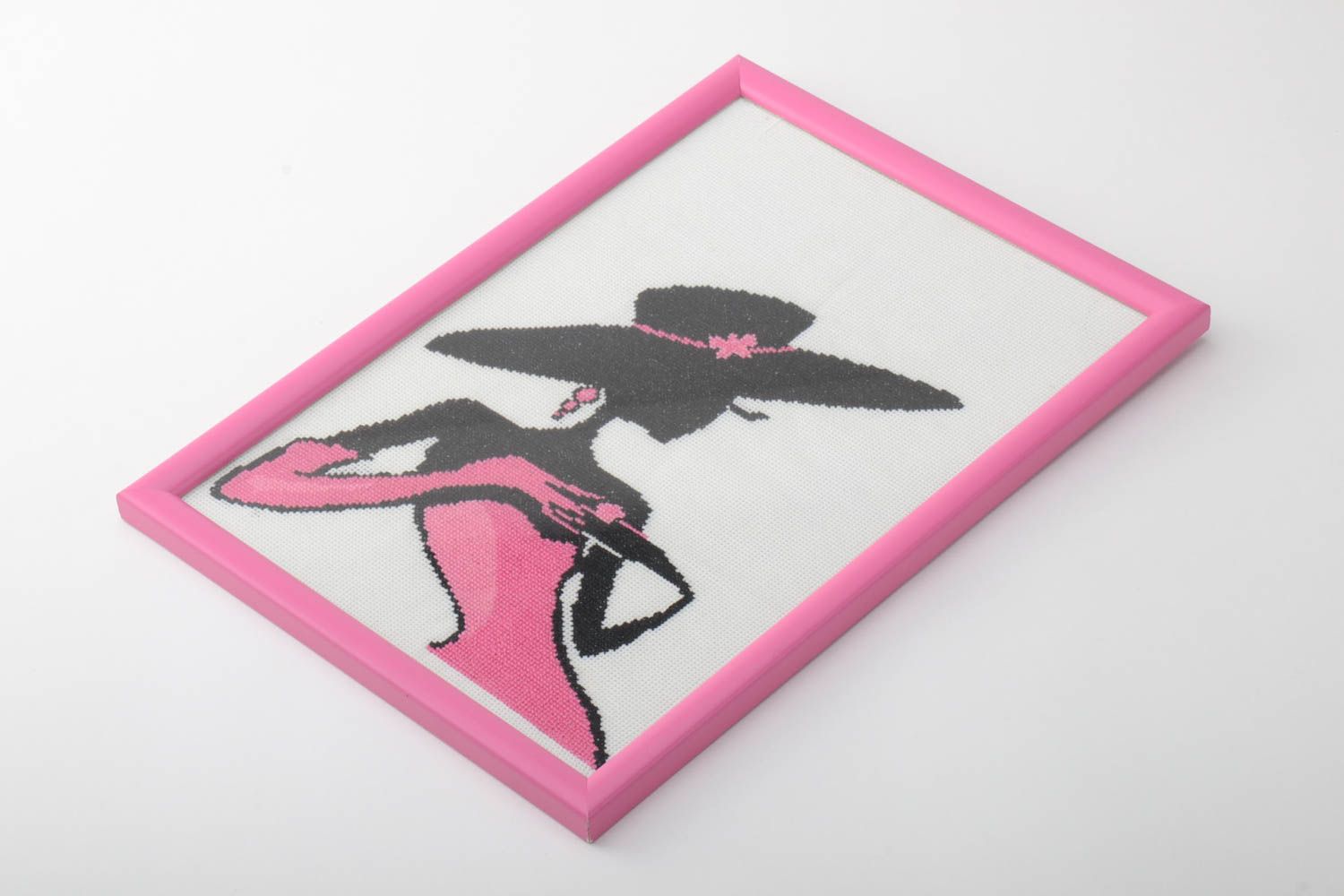 Tableau brodé dans le cadre plastique rose fait main avec femme élégante photo 2