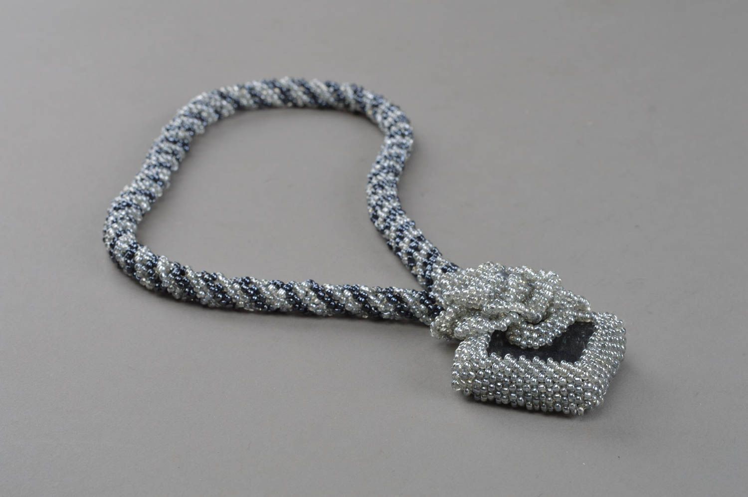 Pendentif en perles de rocaille fait main original gris accessoire pour femme photo 2