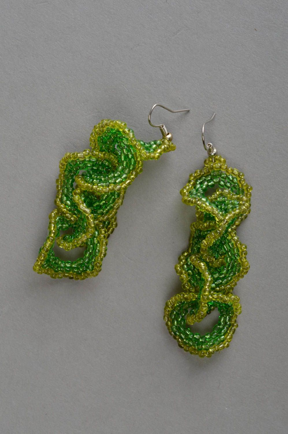 Серьги из бисера ручной работы с подвесками плетеные зеленые авторские фото 2