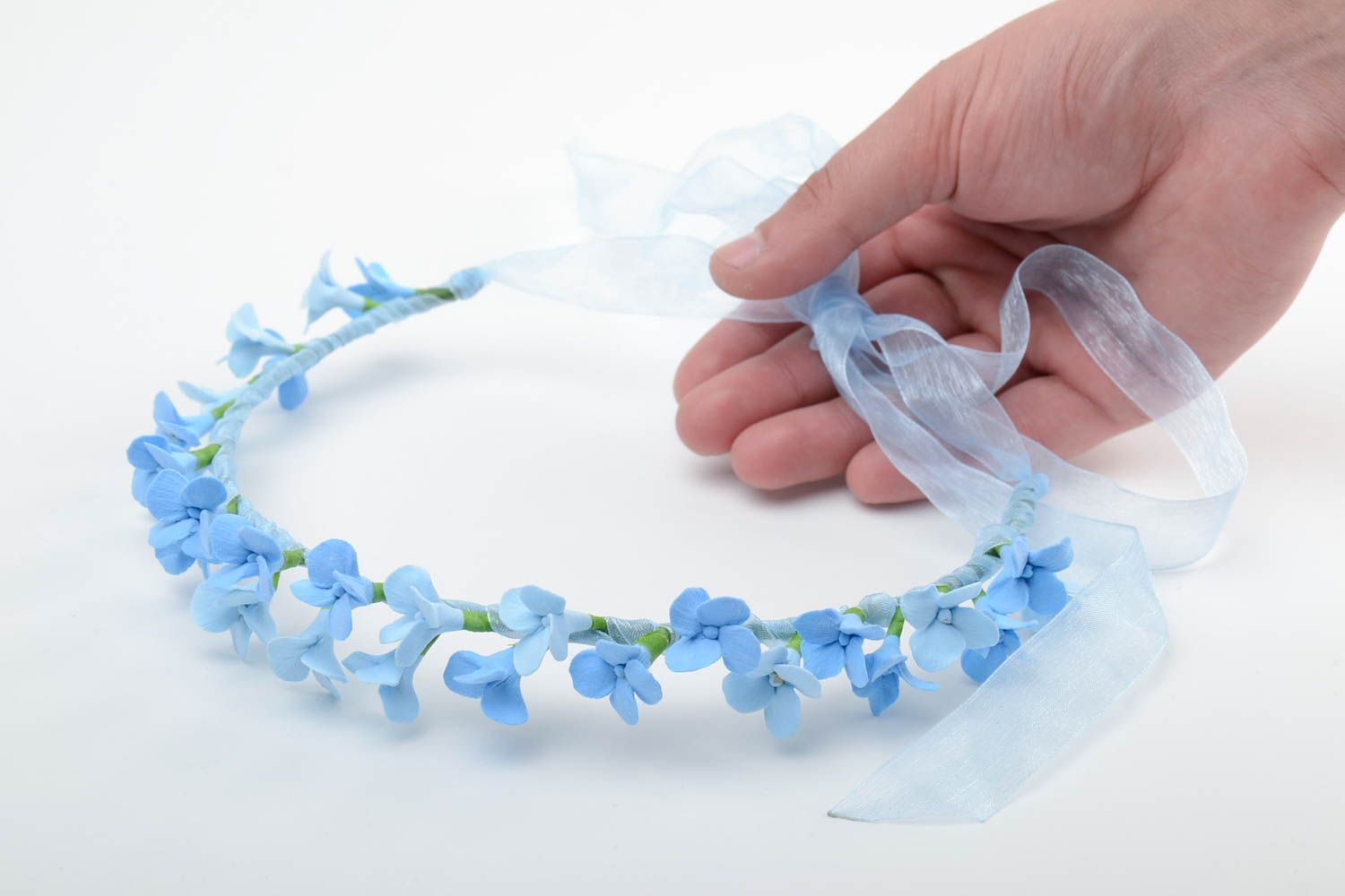 Serre-tête couronne de fleurs en pâte polymère bleu ciel fin sur ruban fait main photo 2