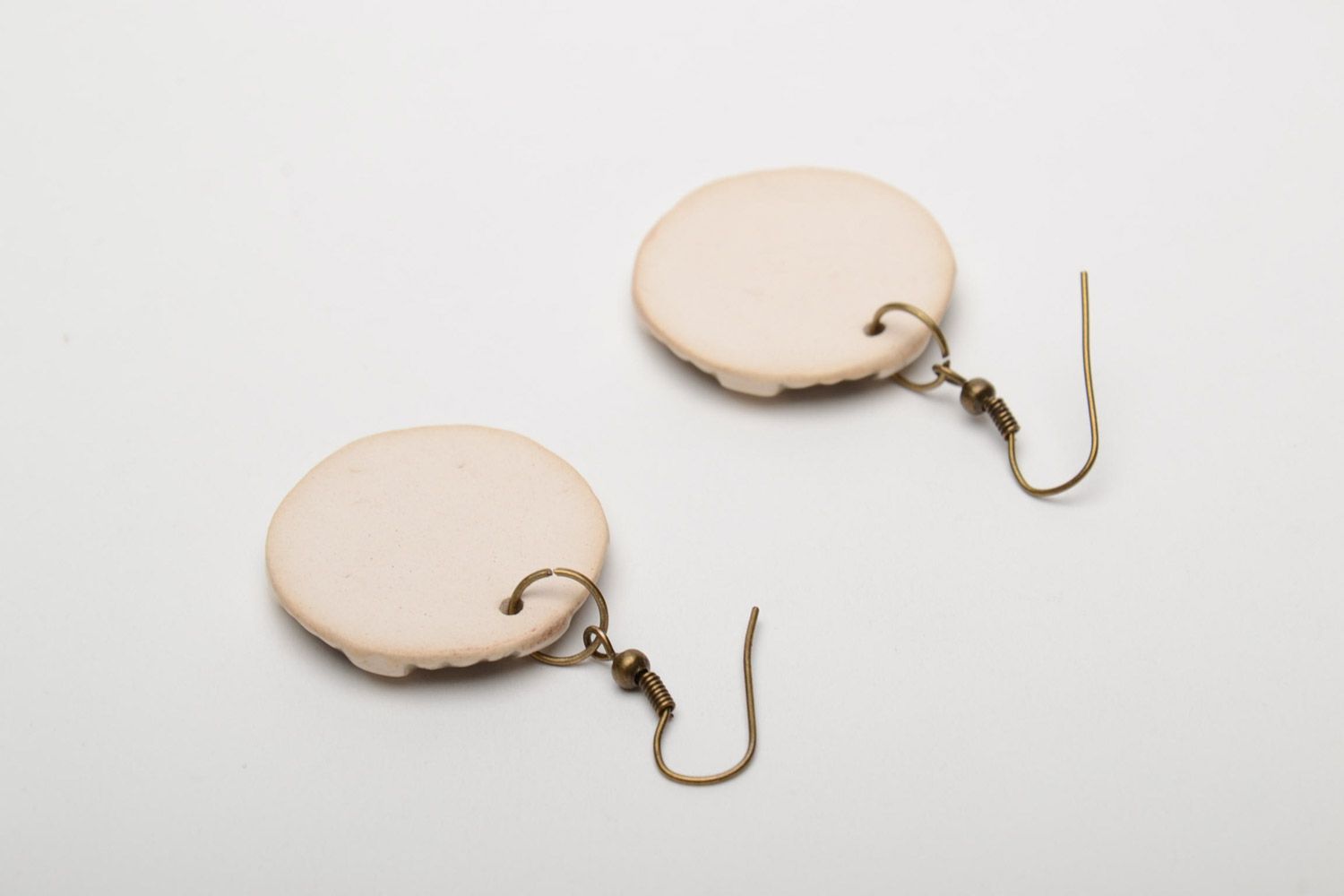 Runde emaillierte handgemachte Ohrringe aus Ton in Form der Blume für Frauen foto 4