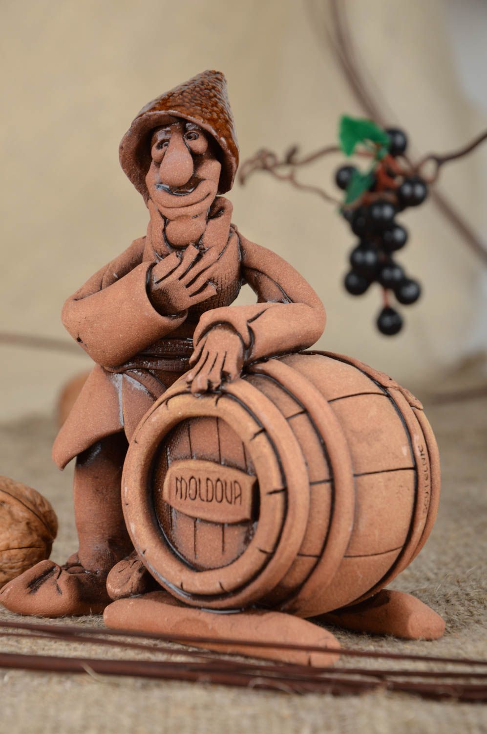 Figura de arcilla marrón artesanal original bonita vinicultor con barril foto 1