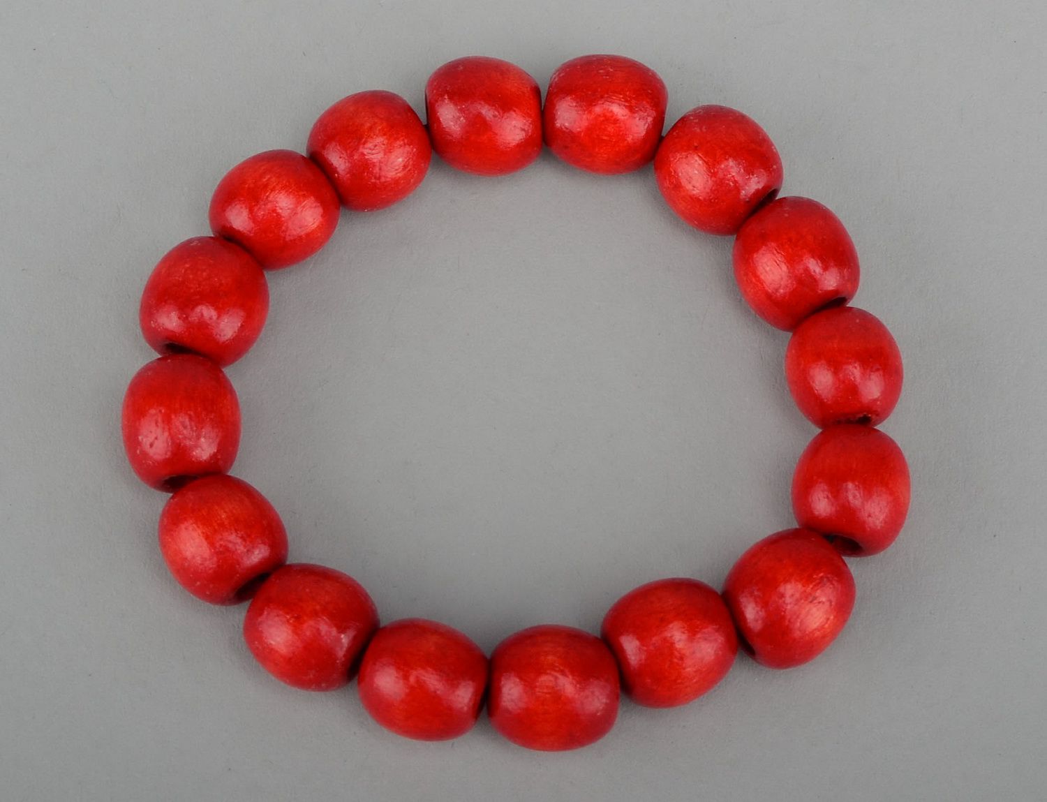 Bracelet fait main en perles de bois rouges photo 3