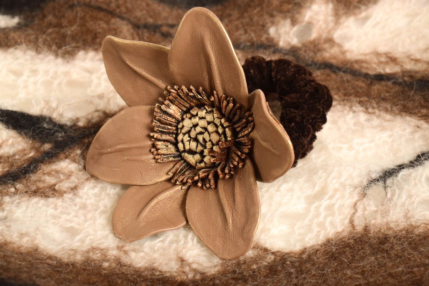 Аксессуар для волос ручной работы резинка с цветком изделие из кожи коричневое фото 1