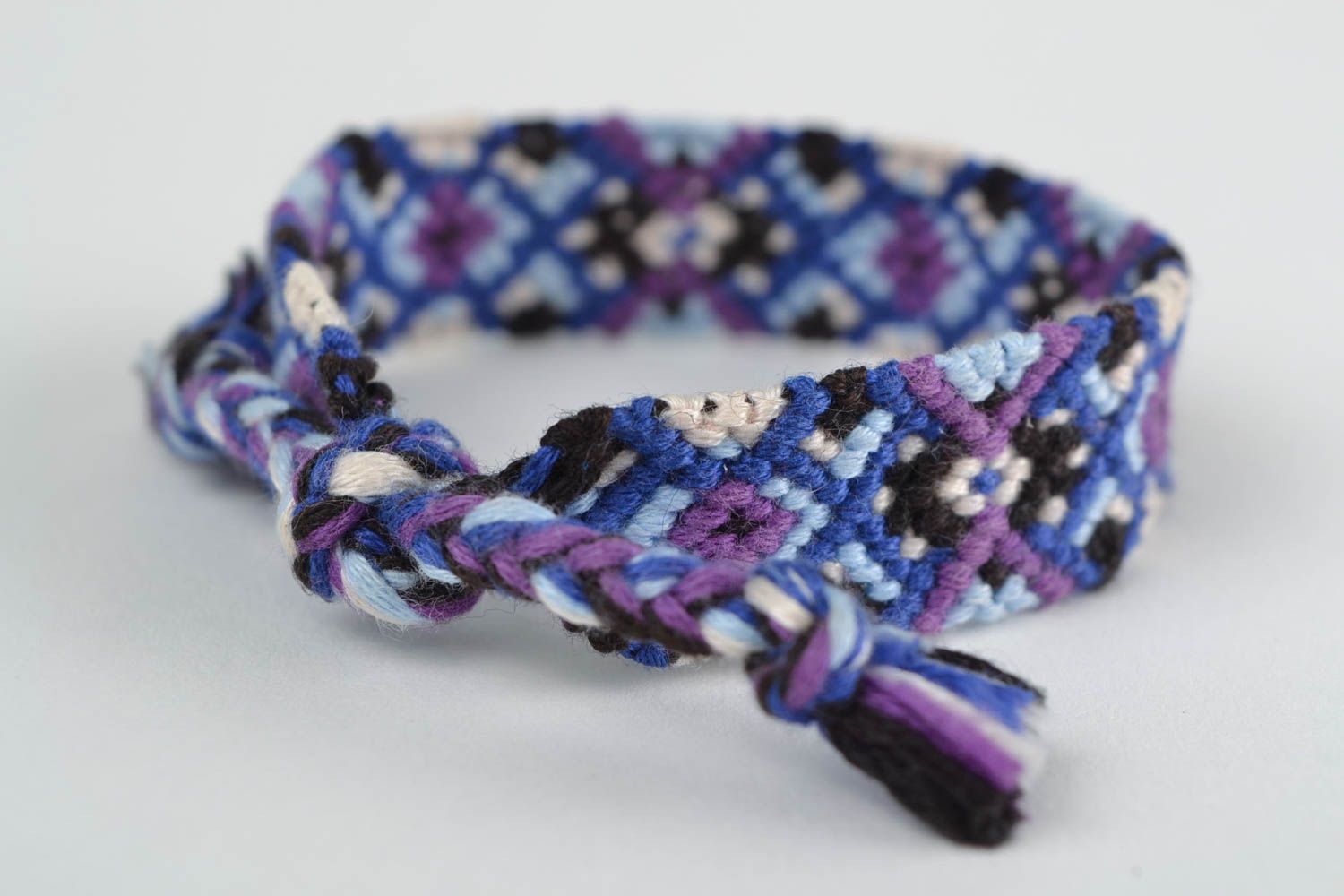 Bracelet en fils moulinés fait main multicolore à motif géométrique stylé photo 4