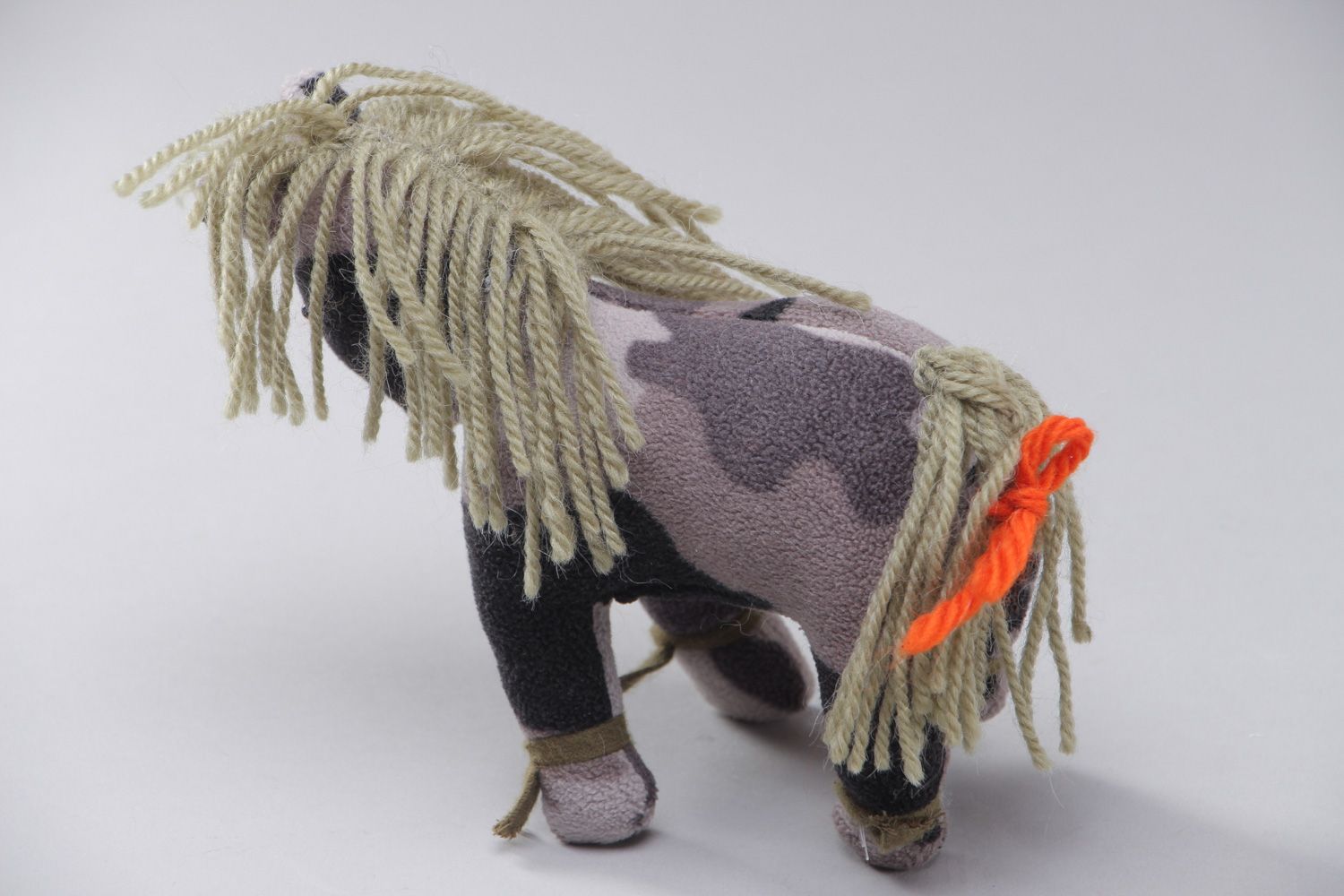 Handgemachtes Spielzeug aus Stoff Pferd aus Filz mit Mähne und Schweif aus Fäden foto 3