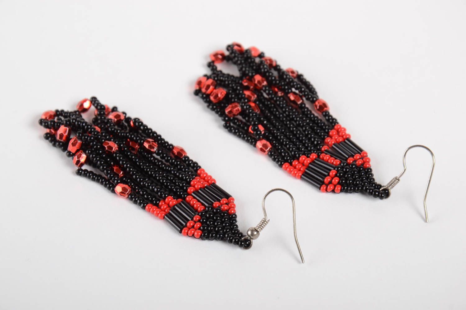 Ажурные серьги из бисера длинные черные с красным подвески красивые хэнд мейд фото 5