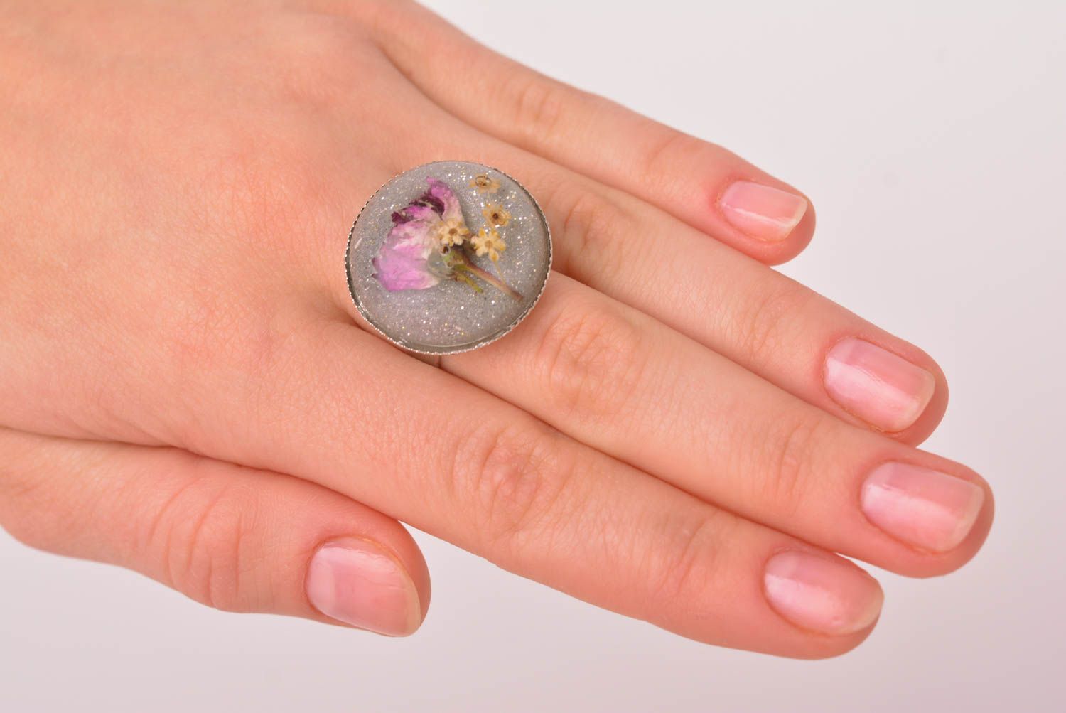 Кольцо ручной работы кольцо из эпоксидной смолы женское кольцо с розой и бузиной фото 3