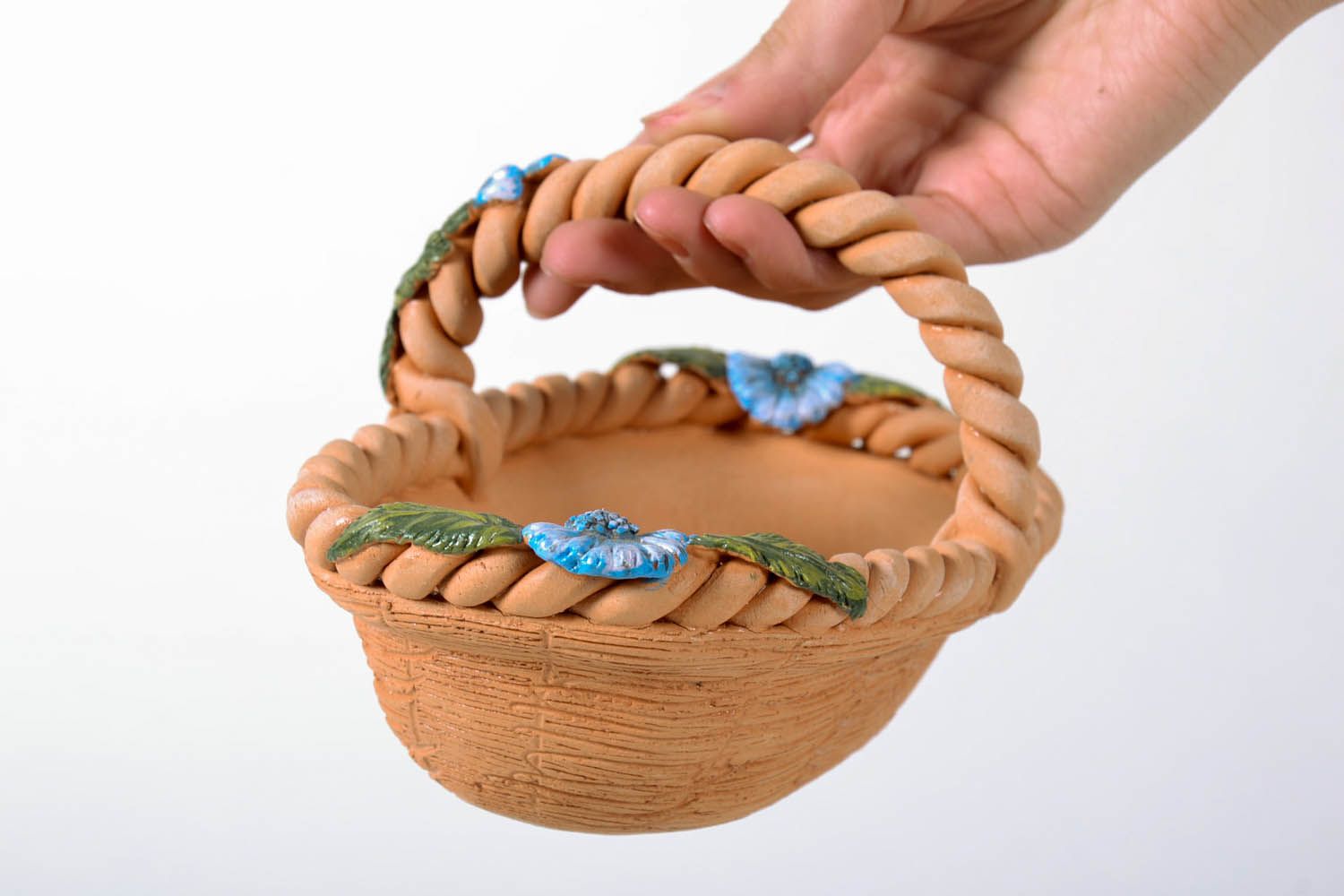 Vaso artesanal de argila na forma de uma cesta foto 5