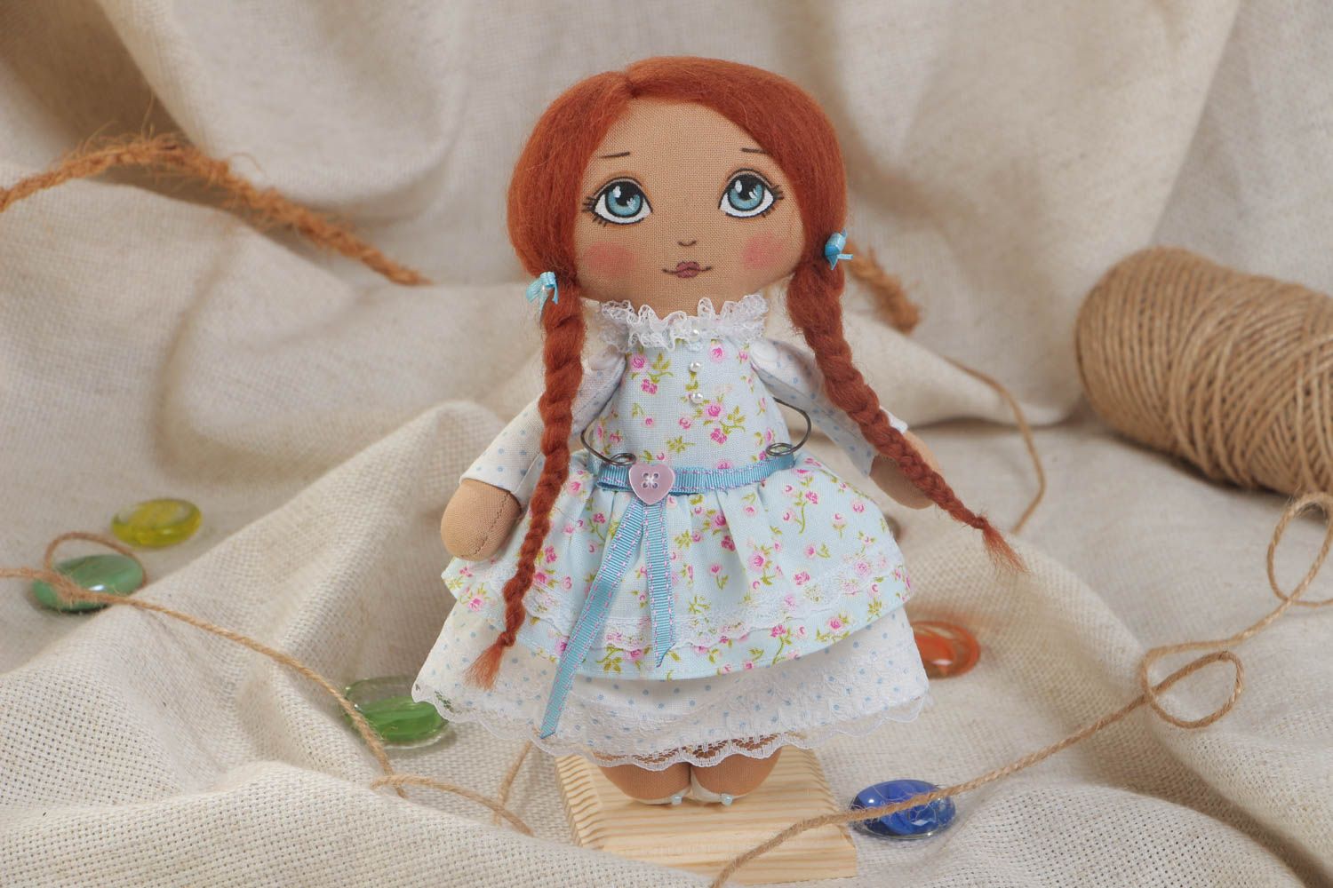 Petite poupée décorative en tissu de coton aux cheveux roux originale faite main photo 1