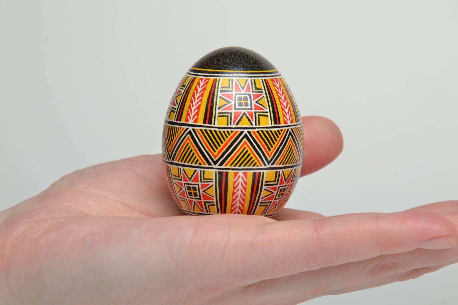 Oeuf de Pâques décoratif fait main original avec ornement traditionnel photo 5