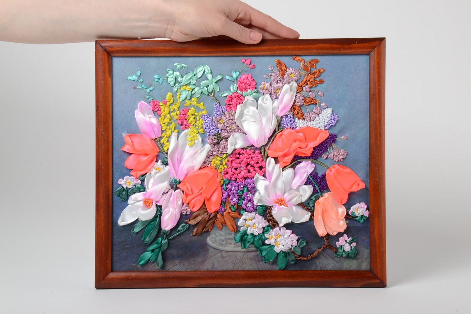 Вышитая картина с цветами из атласа в раме из дерева красивая ручной работы фото 5