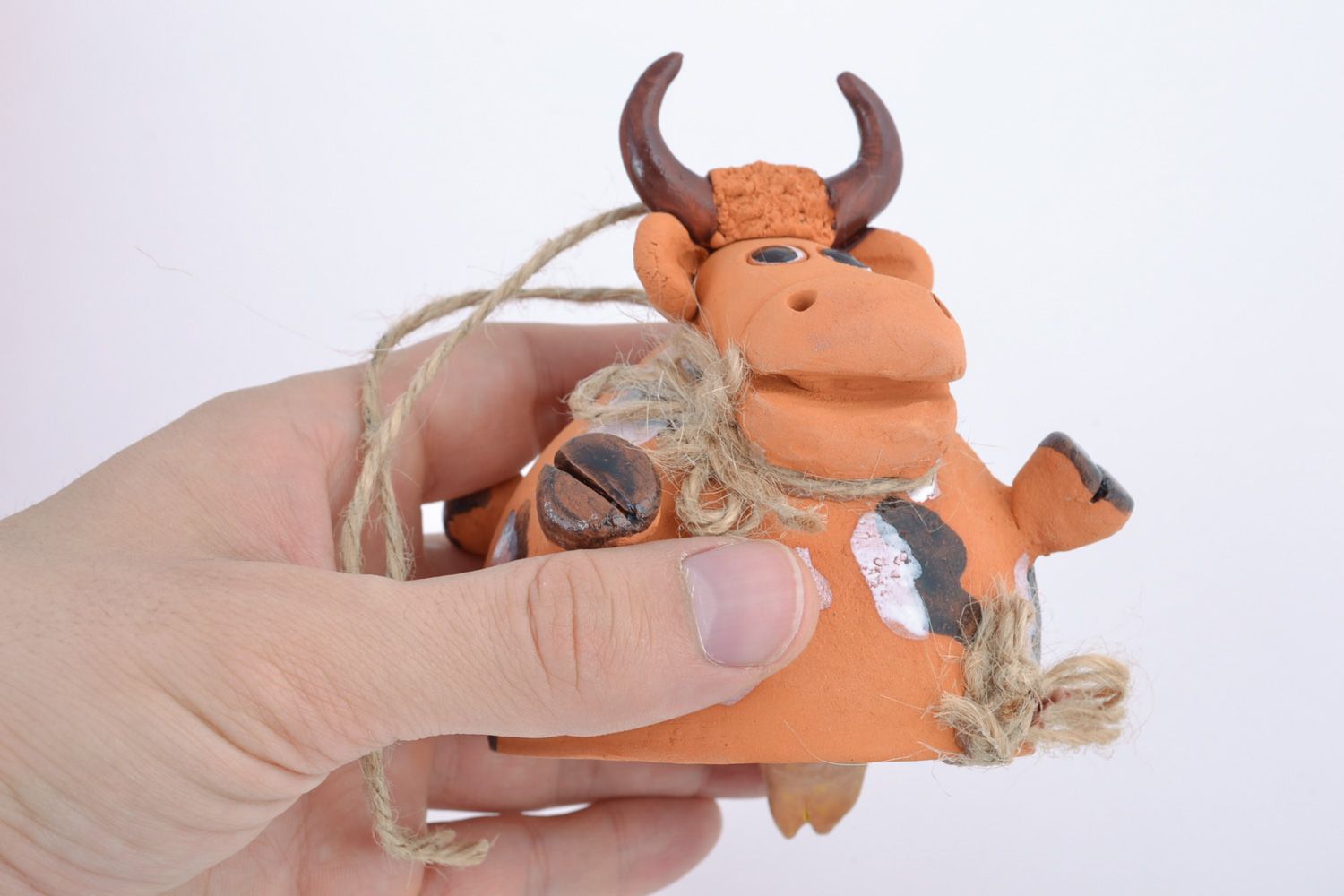 Campanello decorativo fatto a mano mucca in ceramica souvenir in terracotta foto 2